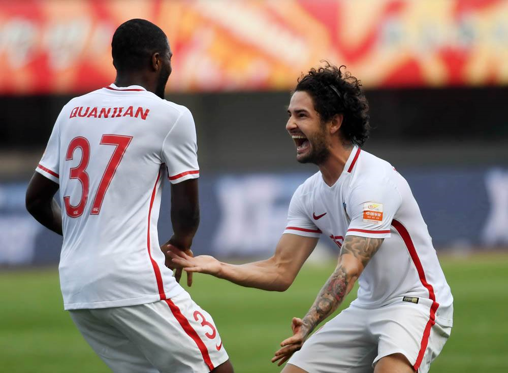 米兰官网- 英超保级大战激烈，多支球队陷入苦战泥潭